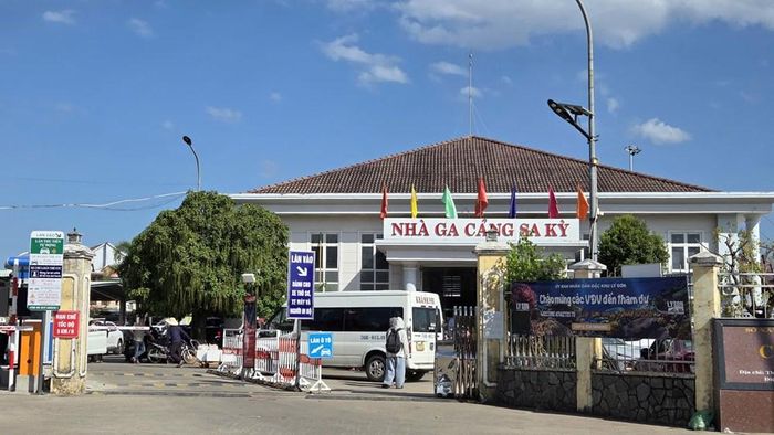 Khu vực nhà ga cảng Sa Kỳ nhộn nhịp từ sáng sớm khi lượng khách ra đảo Lý Sơn tăng mạnh