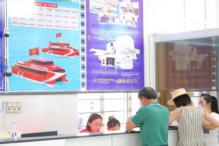 Du khách làm thủ tục tại cảng Sa Kỳ để lên tàu ra đặc khu Lý Sơn trong mùa du lịch hè 2026