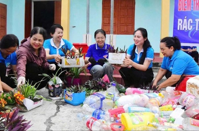 Phụ nữ phường Mỹ Lâm thu gom chai, lọ nhựa, túi nilong