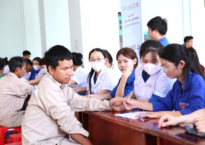 Khám bệnh phát thuốc cho thanh niên công nhân