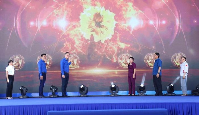 Các đại biểu nhấn nút khởi động ngày hội Thanh niên công nhân tại tỉnh Gia Lai