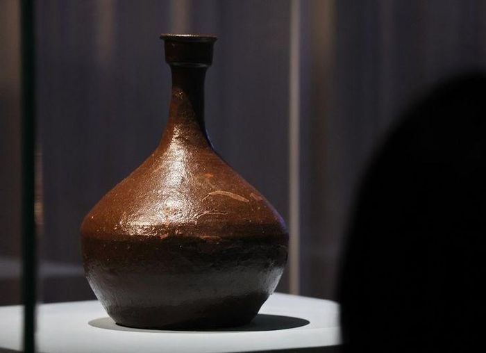 Một chiếc bình gốm được trưng bày trong triển lãm “Quà tặng và Kỷ vật: 140 năm Tình hữu nghị Hàn Quốc-Pháp” tại Bảo tàng Cung điện Quốc gia Hàn Quốc ở Seoul, (Yonhap)