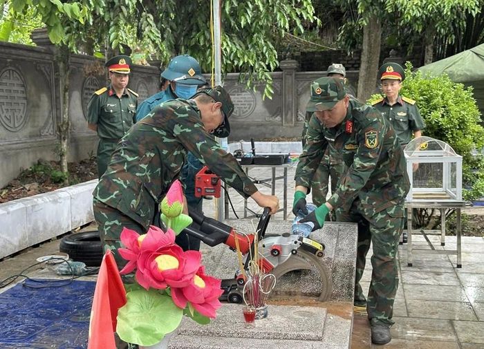 Thực hiện lấy mẫu trên phần mộ liệt sĩ tại nghĩa trang liệt sĩ Tuần Giáo