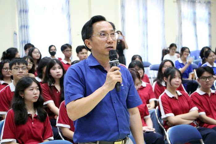 Ông Phạm Văn Cường, Phó Hiệu trưởng Trường THPT Tây Thạnh thay mặt học sinh đặt nhiều câu hỏi về thể lệ Hội thi sáng tác video clip ngắn đến các chuyên gia, đạo diễn