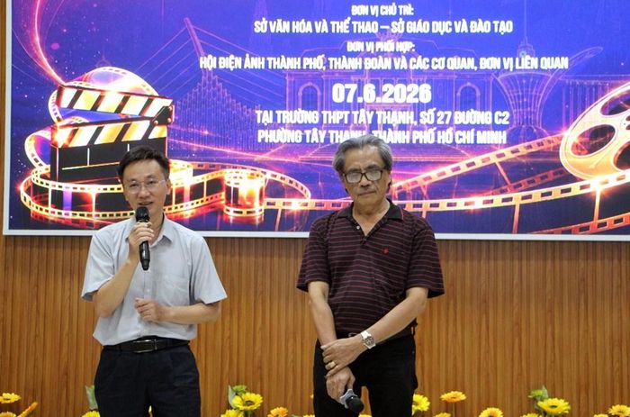 Ông Huỳnh Công Khôi Nguyên, Trưởng phòng Khai thác và phổ biến tư liệu điện ảnh, Viện Phim Việt Nam (bên trái) và đạo diễn Đào Minh Uyển giao lưu cùng học sinh