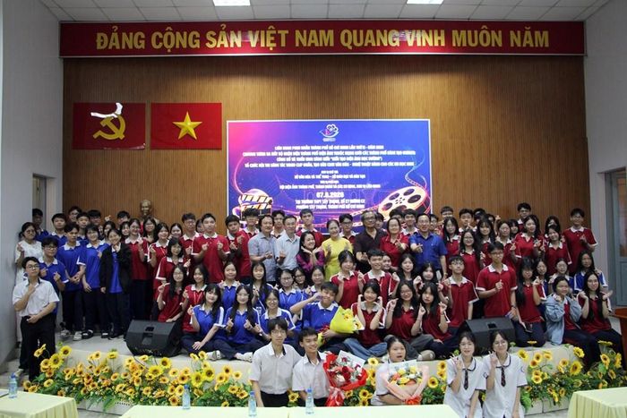 Đại biểu và học sinh chụp ảnh lưu niệm sau buổi xem phim