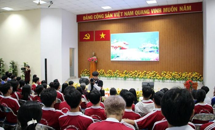 Học sinh xem phim