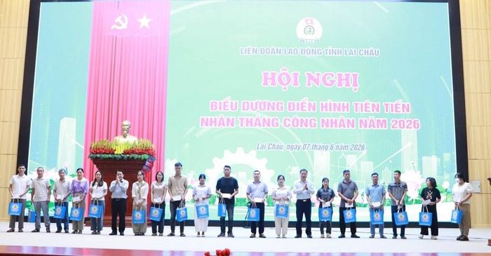 Trao tặng quà cho các đoàn viên, người lao động có hoàn cảnh khó khăn