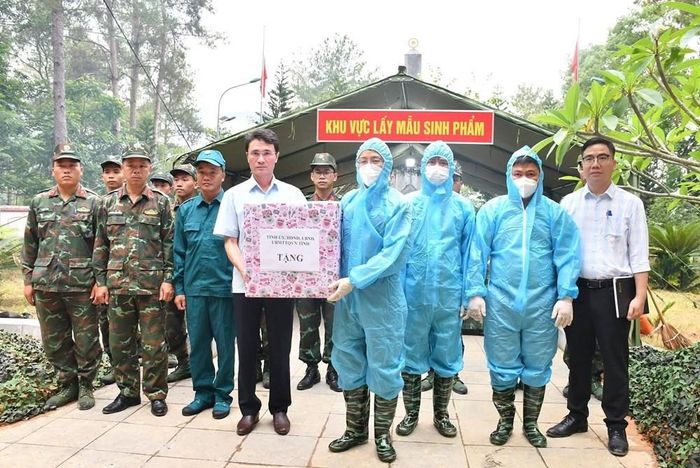 Phó Chủ tịch UBND tỉnh Lai Châu Hà Trọng Hải tặng quà động viên các lực lượng làm nhiệm vụ