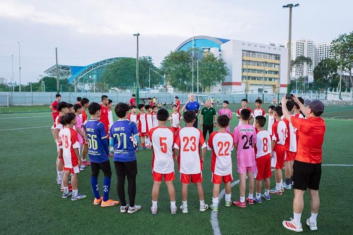 Các học viên chăm chú lắng nghe chuyên gia FIFA hướng dẫn