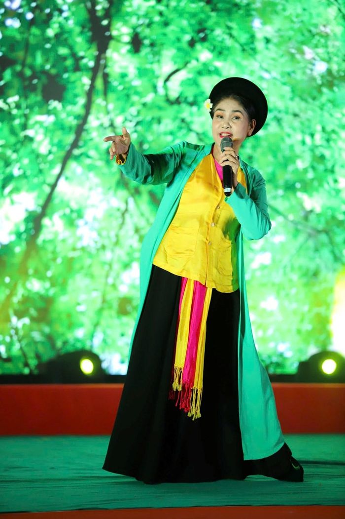 NSND Thanh Ngoan biểu diễn hát Chèo "Giữ môi trường xanh"