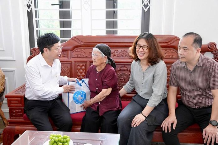Đoàn công tác của Hội Thầy thuốc trẻ Việt Nam thăm hỏi, trao quà tri ân Mẹ Việt Nam Anh hùng Phan Thị Mũi tại Thanh Hóa