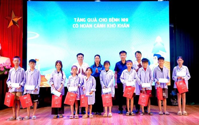 Ban Tổ chức trao quà tặng các bệnh nhi đang điều trị tại Bệnh viện Đa khoa tỉnh Thanh Hóa