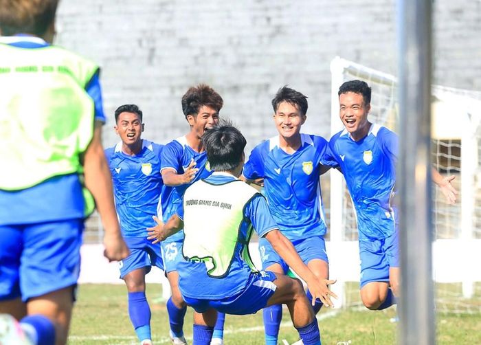 Lâm Đồng tiếp tục khẳng định sức mạnh khi giành chiến thắng 1-0 trên sân của Mê Kông Cần Thơ