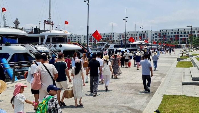 Năm tháng đầu năm 2026, tổng thu từ khách du lịch ước đạt 470.000 tỉ đồng. Ảnh: T.Hà