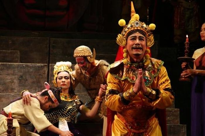 2 nghệ sĩ Quốc Chiêm (phải) và Lâm Bằng (trái) trong vở chèo "Nàng Sita"