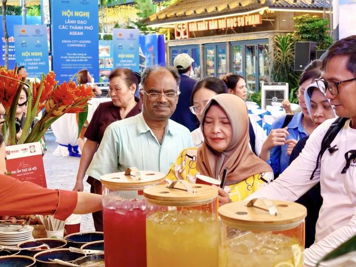 Các đại biểu khám phá ẩm thực Hà Nội