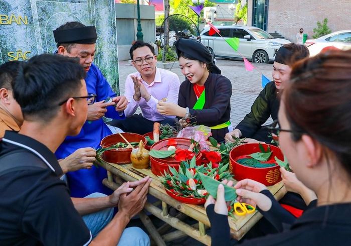 Khu vực trải nghiệm văn hóa thu hút đông đảo các bạn trẻ. Ảnh: Khánh Hòa - TTXVN