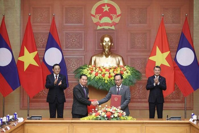 Thủ tướng Lê Minh Hưng và Thủ tướng Cộng hòa Dân chủ Nhân dân Lào Sonexay Siphandone chứng kiến trao Bản ghi nhớ giữa Bộ Giáo dục và Đào tạo Việt Nam và Bộ Giáo dục và Thể thao Lào.Ảnh: VGP/Nhật Bắc