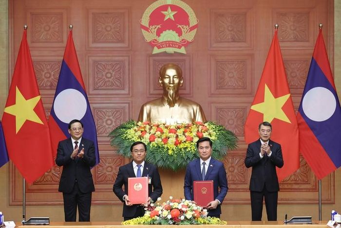 Thủ tướng Lê Minh Hưng và Thủ tướng Cộng hòa Dân chủ Nhân dân Lào Sonexay Siphandone chứng kiến trao Bản ghi nhớ giữa Chính phủ Việt Nam và Chính phủ Lào về chiến lược hợp tác trong lĩnh vực giao thông vận tải giai đoạn 2026-2035 - Ảnh: VGP/Nhật Bắc