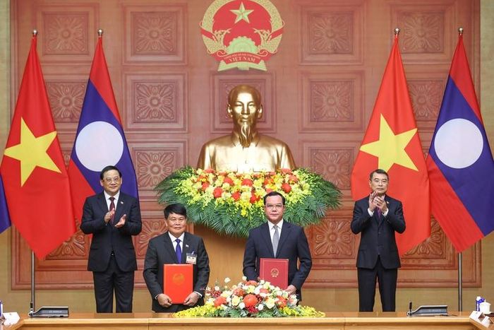 Thủ tướng Lê Minh Hưng và Thủ tướng Cộng hòa Dân chủ Nhân dân Lào Sonexay Siphandone chứng kiến trao Thỏa thuận giữa Bộ Dân tộc và Tôn giáo Việt Nam và Văn phòng Thủ tướng Chính phủ Lào về lĩnh vực dân tộc và tôn giáo giai đoạn 2026-2035 - Ảnh: VGP/Nhật Bắc