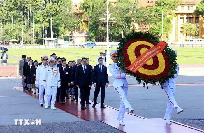  Thủ tướng Lào Sonexay Siphandone đến đặt vòng hoa và vào Lăng viếng Chủ tịch Hồ Chí Minh. Ảnh: TTXVN 