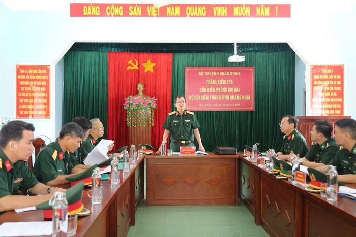 Thiếu tướng Lương Đình Chung, Bí thư Đảng ủy, Chính ủy Quân khu 5 kiểm tra, nắm tình hình thực hiện nhiệm vụ tại Đồn Biên phòng Mô Rai.