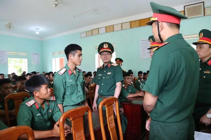 Thiếu tướng Lương Đình Chung, Bí thư Đảng ủy, Chính ủy Quân khu 5 trao đổi với cán bộ, chiến sĩ Đại đội 187.