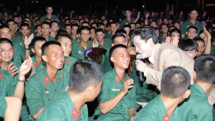 Cán bộ, chiến sĩ giao lưu cùng nghệ sĩ.