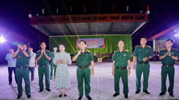Đồng chí Sư đoàn trưởng Sư đoàn 5 chúc mừng, động viên cán bộ chiến sĩ Trung đoàn 4.