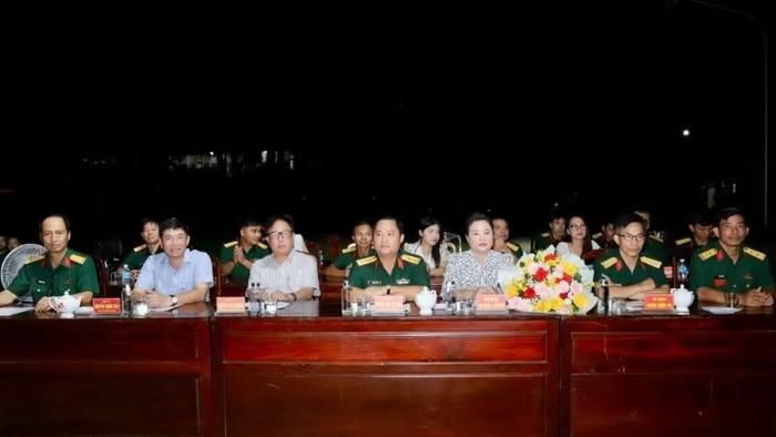 Đại biểu tham gia chương trình giao lưu văn nghệ.
