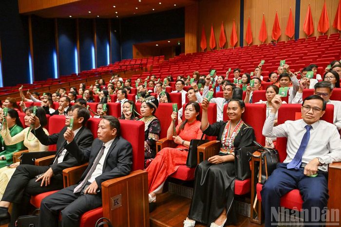 Các đại biểu biểu quyết tại phiên làm việc.