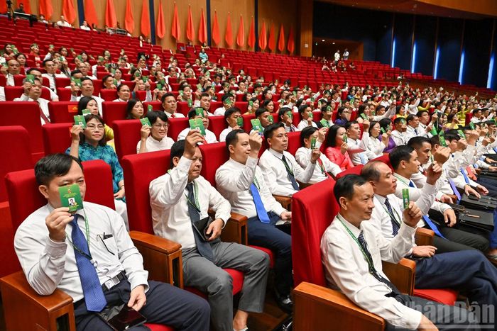 Các đại biểu biểu quyết tại phiên làm việc.