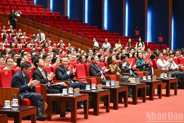Các đồng chí lãnh đạo Trung ương Hội Nông dân Việt Nam tham dự phiên làm việc.