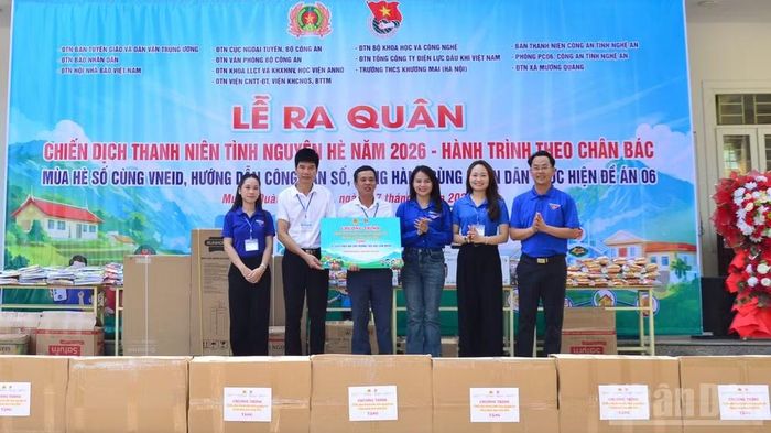 Đoàn Thanh niên các đơn vị trao tủ sách tặng Trường Tiểu học cơ sở Cắm Muộn.