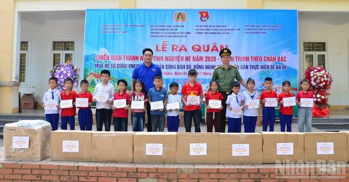 Đoàn Thanh niên các đơn vị trao các suất quà tặng các em học sinh.
