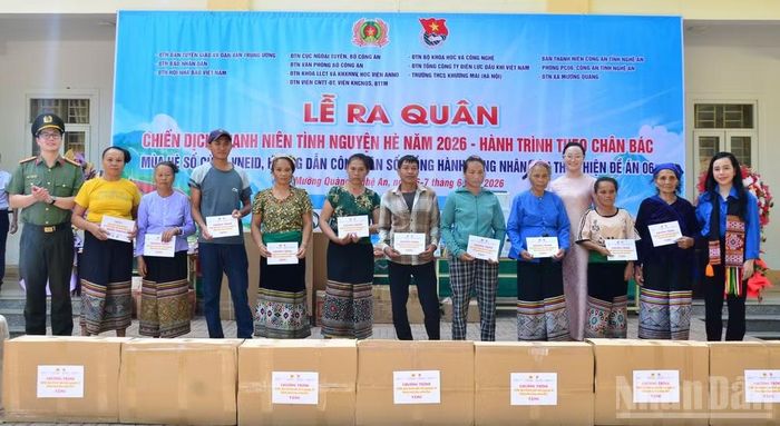 Đoàn Thanh niên các đơn vị trao các suất quà tặng các gia đình chính sách trên địa bàn xã Mường Quàng.