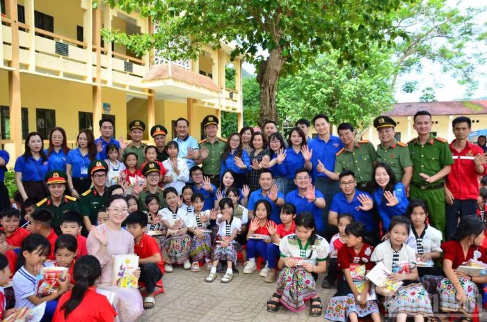 Đoàn Thanh niên các đơn vị cùng các em học sinh Trường Tiểu học cơ sở Cắm Muộn.