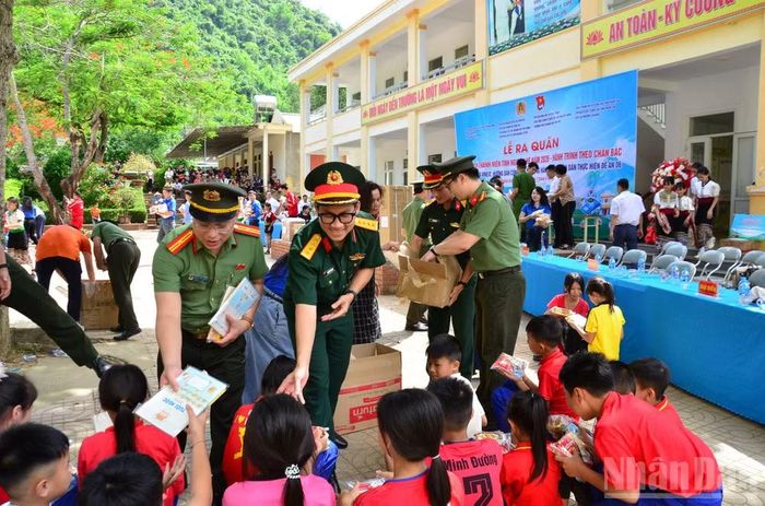 Đoàn Thanh niên các đơn vị cùng các em học sinh Trường Tiểu học cơ sở Cắm Muộn.