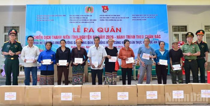 Đoàn Thanh niên các đơn vị trao các suất quà tặng các gia đình chính sách trên địa bàn xã Mường Quàng.