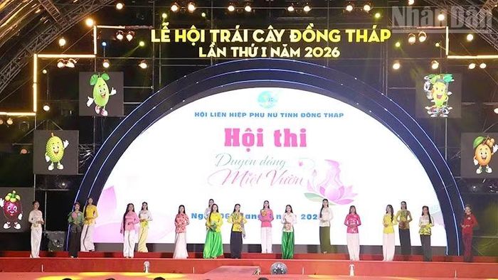 Thí sinh tham gia phần thi “Sắc màu bà ba” tại vòng chung kết.
