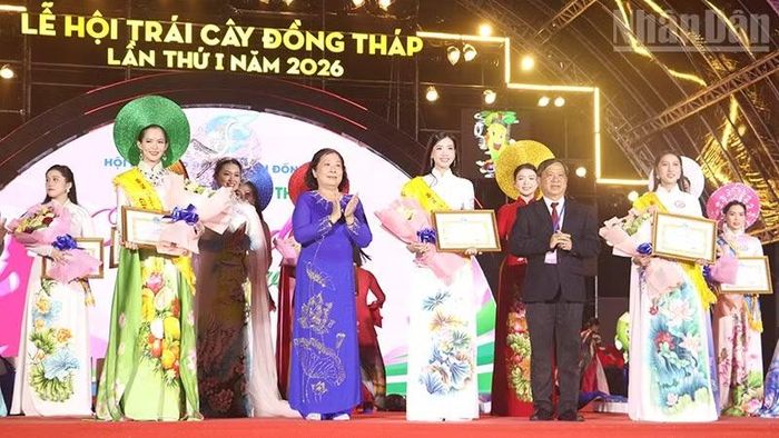 Trao giải cho các thí sinh tiêu biểu nhất.