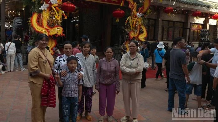 Du khách chụp ảnh lưu niệm khi đến núi Sam hành hương.