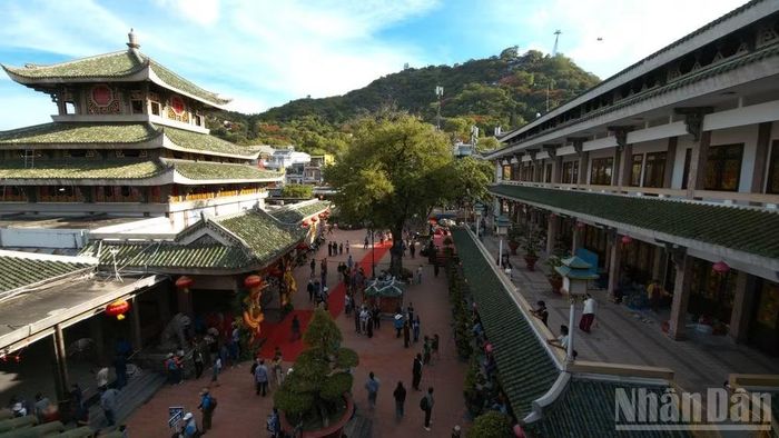 Miếu Bà Chúa Xứ núi Sam bên triền núi Sam.