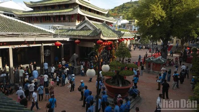 Du khách đến tham quan mùa lễ hội.