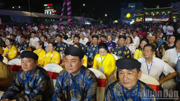 Đại biểu, du khách và người dân thưởng thức các tiết mục văn hóa nghệ thuật tại lễ khai hội.