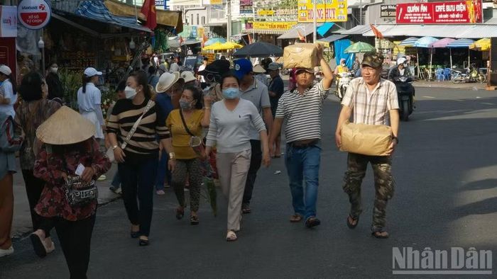 Du khách mang gạo muối, bánh trái đảnh lễ Bà Chúa Xứ cầu an.