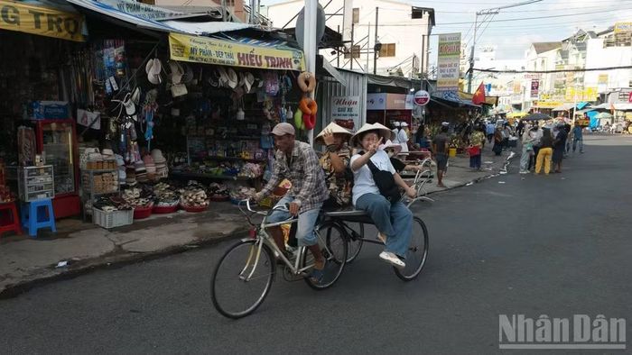 Du khách đi xe lôi trải nghiệm phương tiện giao thông một thời của vùng châu thổ.