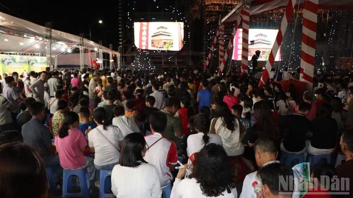 Đêm khai hội Lễ hội vía Bà năm nào cũng thu hút đông đảo du khách, người dân.