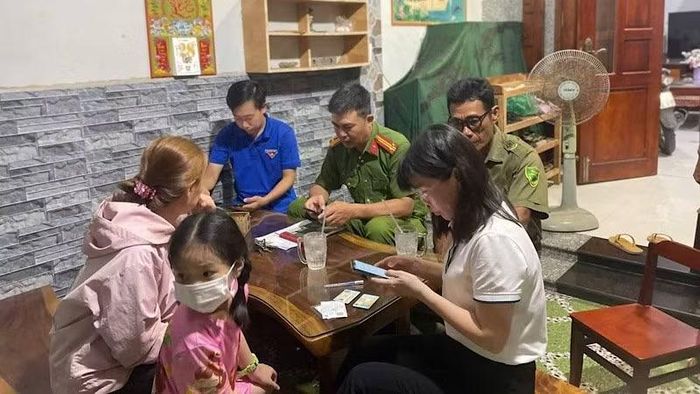 Cán bộ phường Phú Lợi hỗ trợ dân kích hoạt VNeID mức độ 2 tại nhà.